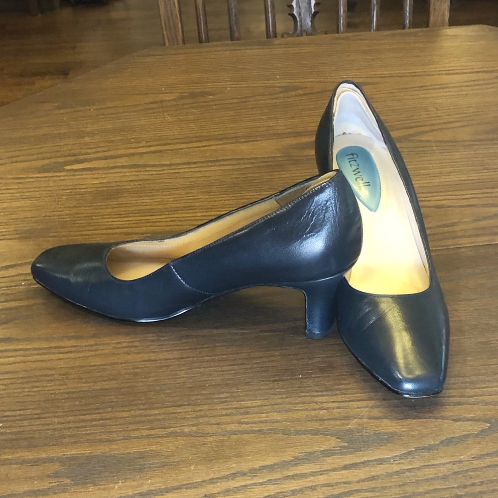 Navy pumps, leather like new!